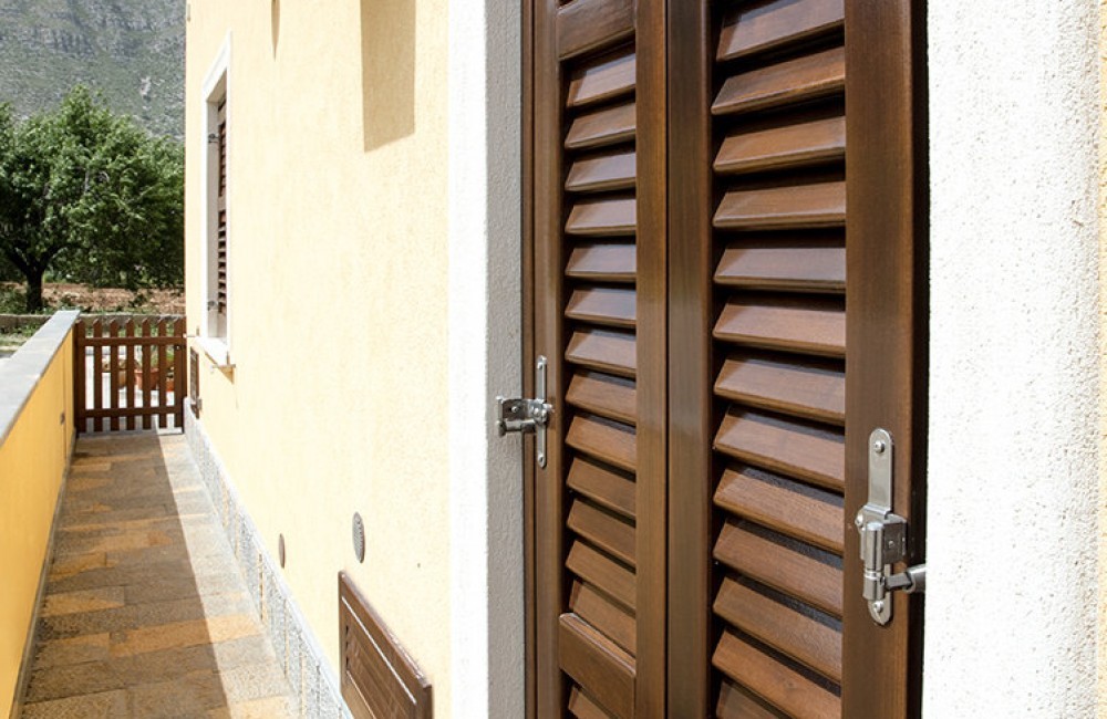 Le porte e le finestre ideali sono in legno